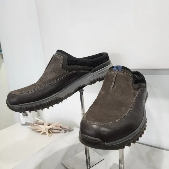 [ EARTH SIGNAL] Men's size 11 signal sport mules in charcoal nubuck .