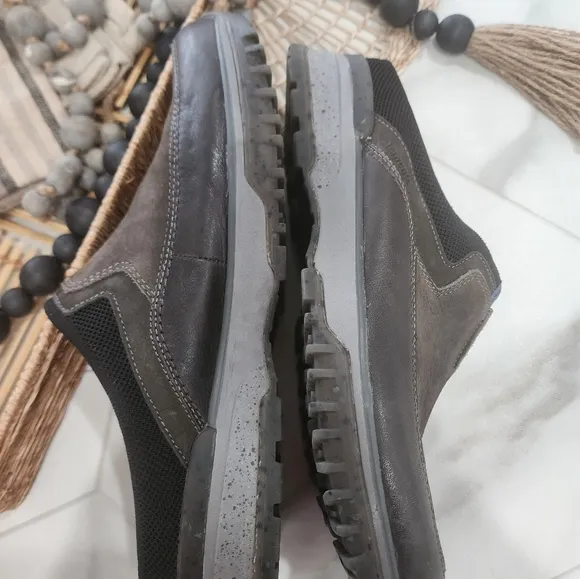 [ EARTH SIGNAL] Men's size 11 signal sport mules in charcoal nubuck .