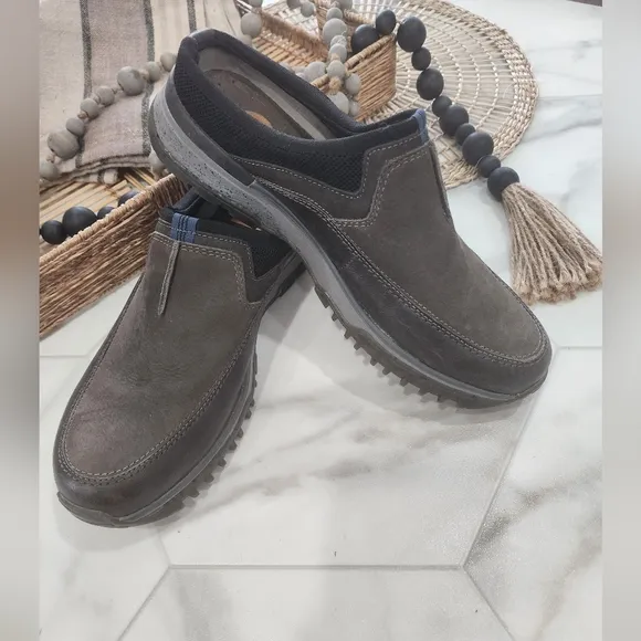 [ EARTH SIGNAL] Men's size 11 signal sport mules in charcoal nubuck .