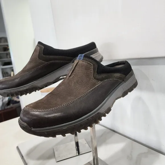 [ EARTH SIGNAL] Men's size 11 signal sport mules in charcoal nubuck .