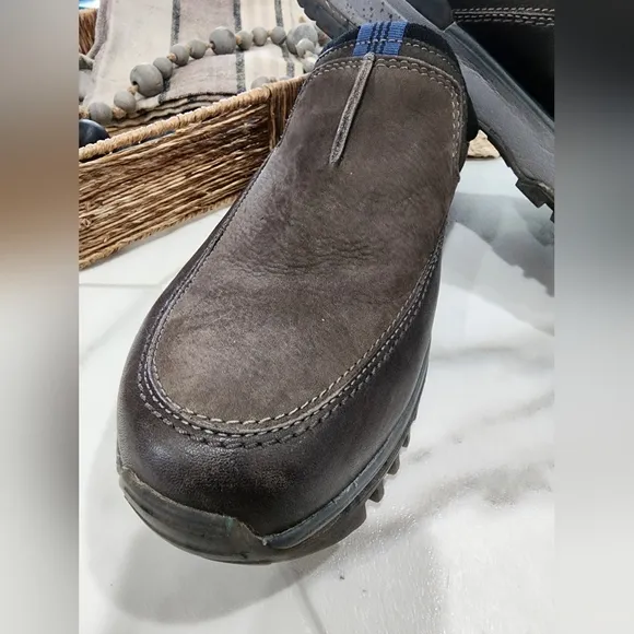 [ EARTH SIGNAL] Men's size 11 signal sport mules in charcoal nubuck .