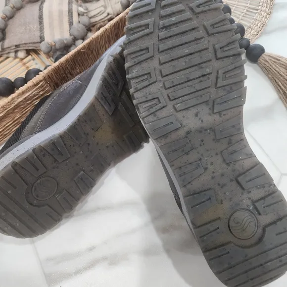 [ EARTH SIGNAL] Men's size 11 signal sport mules in charcoal nubuck .