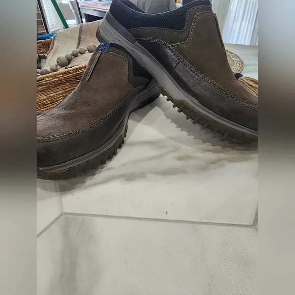 [ EARTH SIGNAL] Men's size 11 signal sport mules in charcoal nubuck .