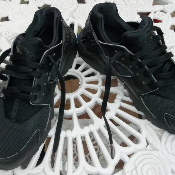 Nike Air Huarache Shoes Size 7Y Worn 4 times Great Clean Like New Condition