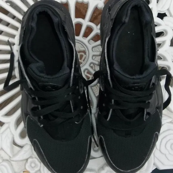 Nike Air Huarache Shoes Size 7Y Worn 4 times Great Clean Like New Condition