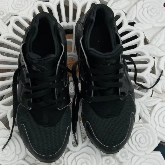 Nike Air Huarache Shoes Size 7Y Worn 4 times Great Clean Like New Condition
