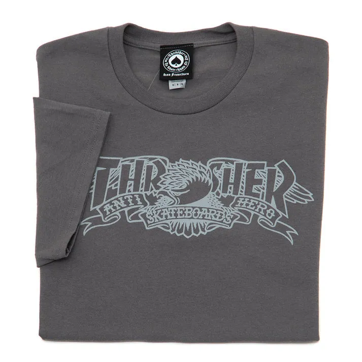 THRASHER X ANTIHERO MAG BANNER TEE CHARCOAL