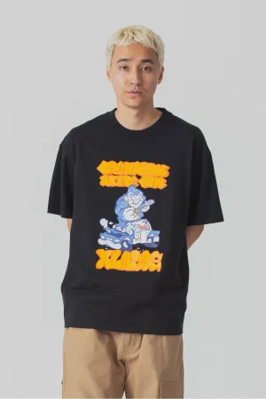 XLARGE x CSC VANDALISED POLICE CAR TEE - BLACK